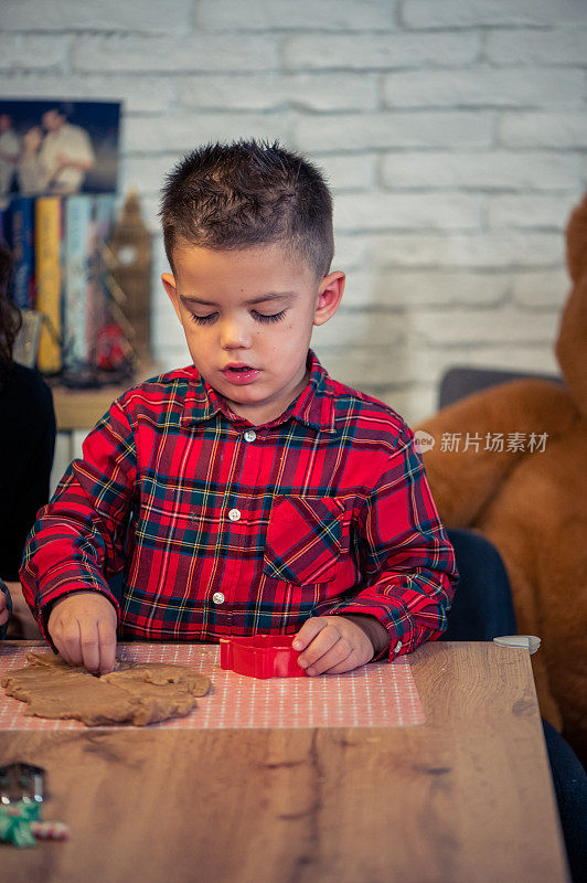 快乐的孩子女孩烤圣诞饼干库存照片