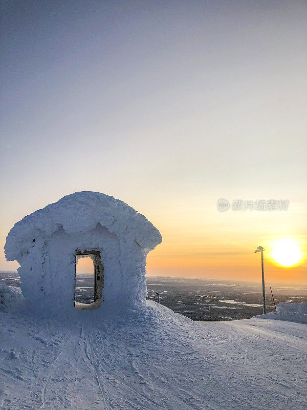 Ylläs拉普兰的滑雪场。拉普兰的冬季景观。日落。从山上俯瞰全景。