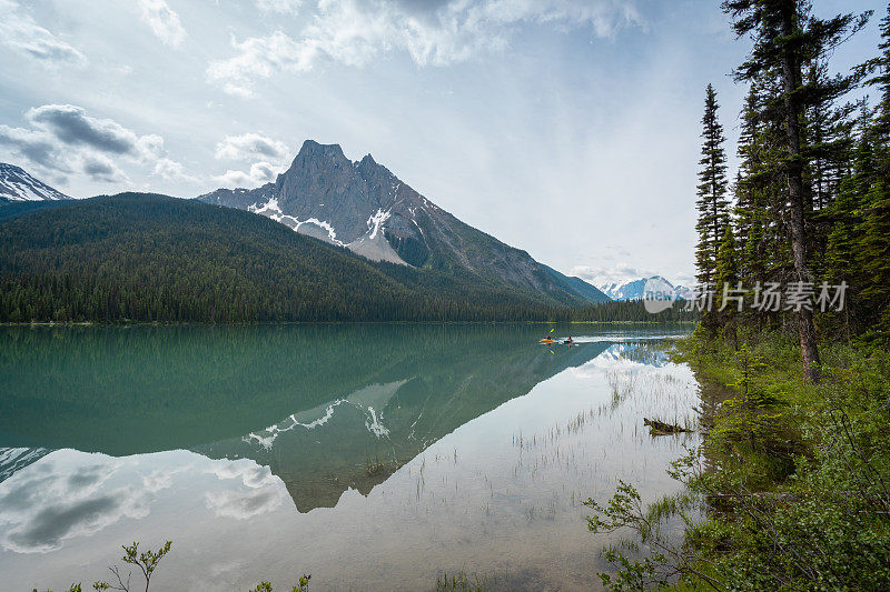 加拿大不列颠哥伦比亚省Yoho国家公园，游客们在翡翠湖上划着独木舟