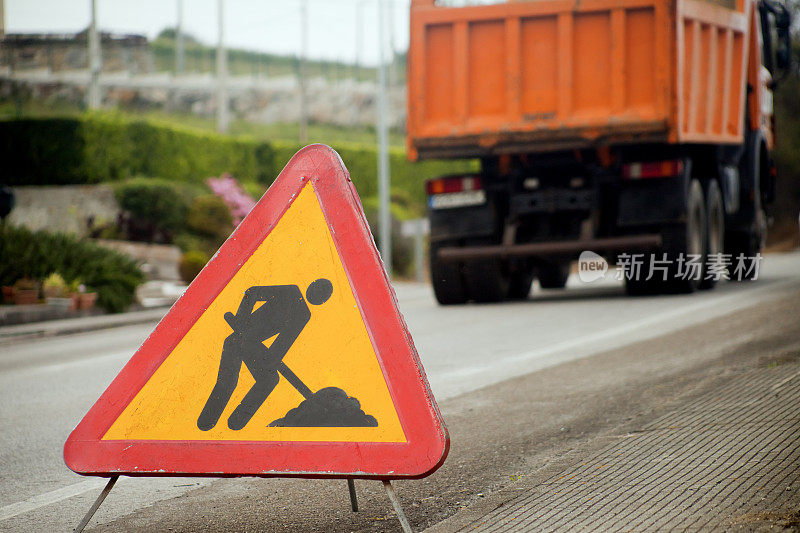 前方道路施工标志，卡车经过，前方危险警告，限速。