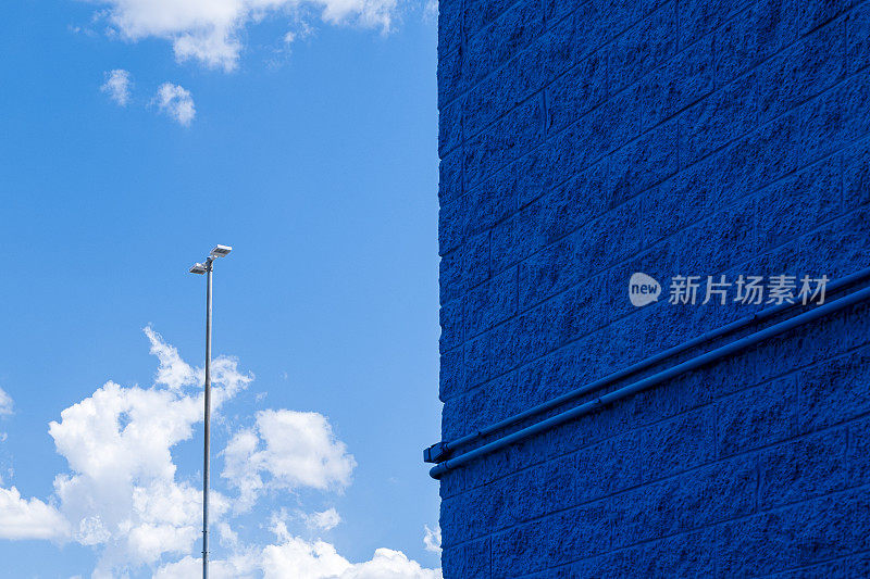蓝色的天空和墙将框架一分为二