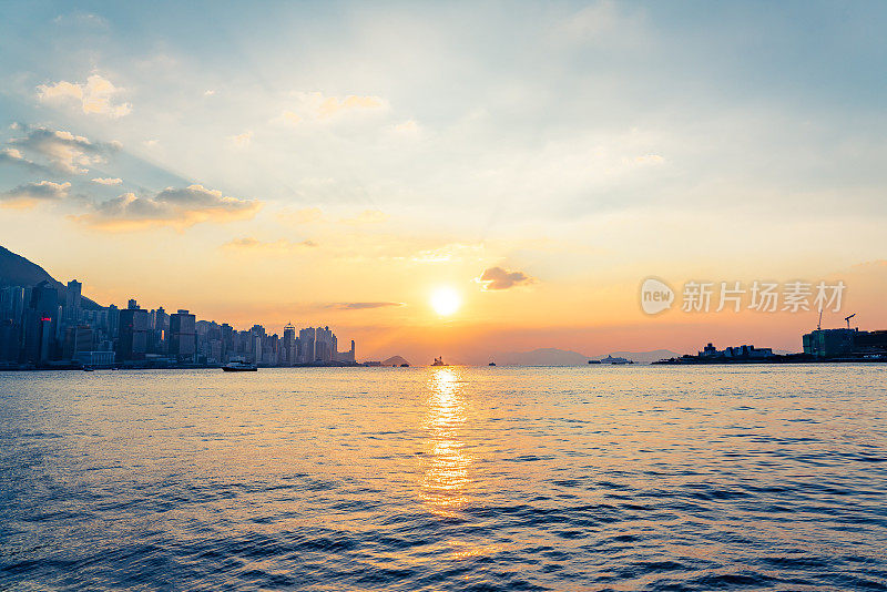 香港霓虹日落，标志性的海港摩天大楼照亮了中国的全景