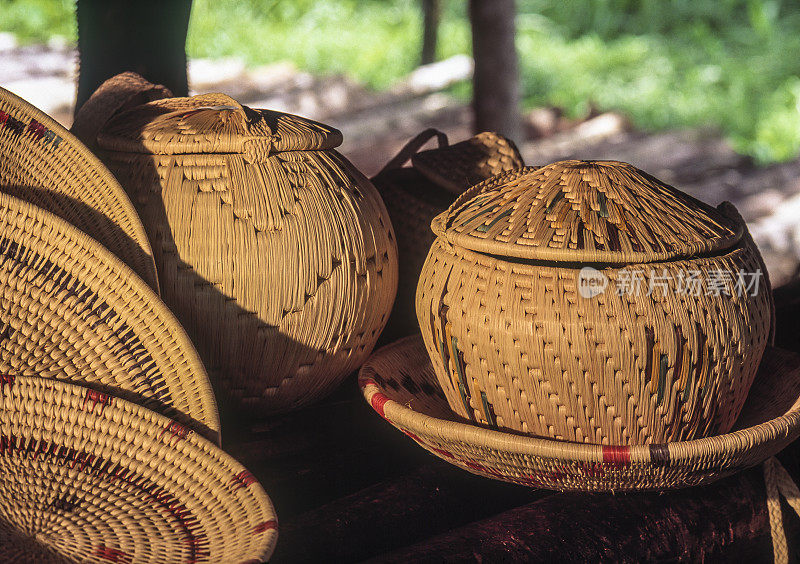 委内瑞拉战争中的印第安人用莫里切棕榈制作的篮子