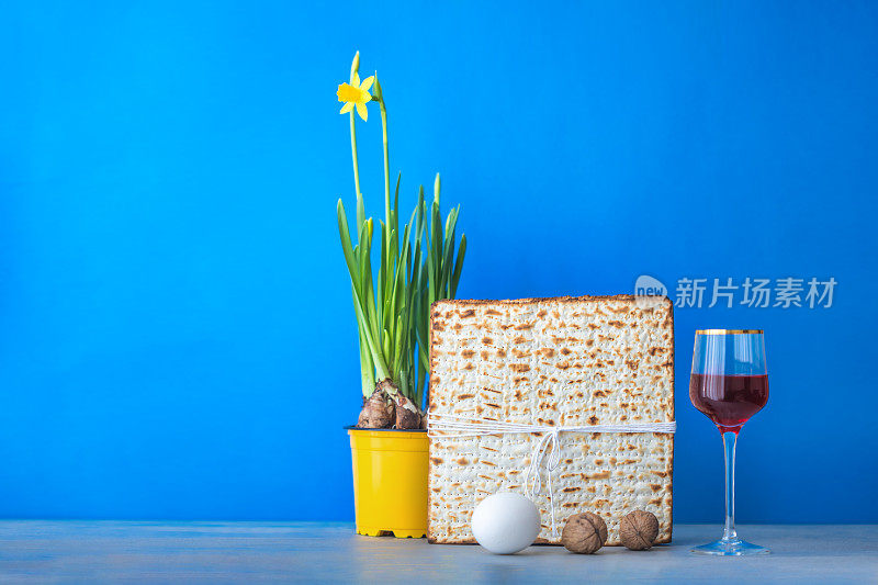 逾越节庆祝概念-犹太人逾越节在蓝色背景。