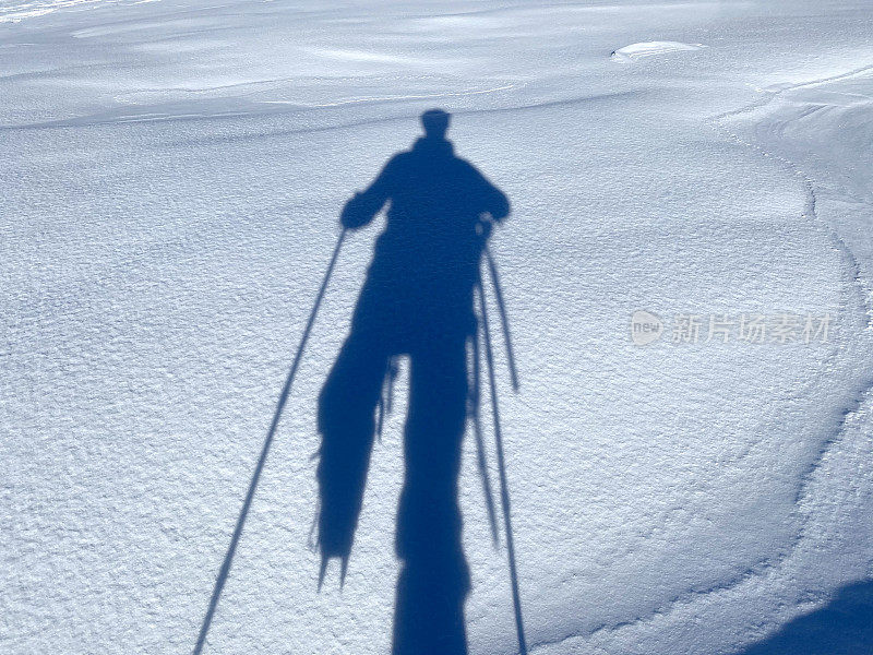 一个登山运动员在雪地里的影子