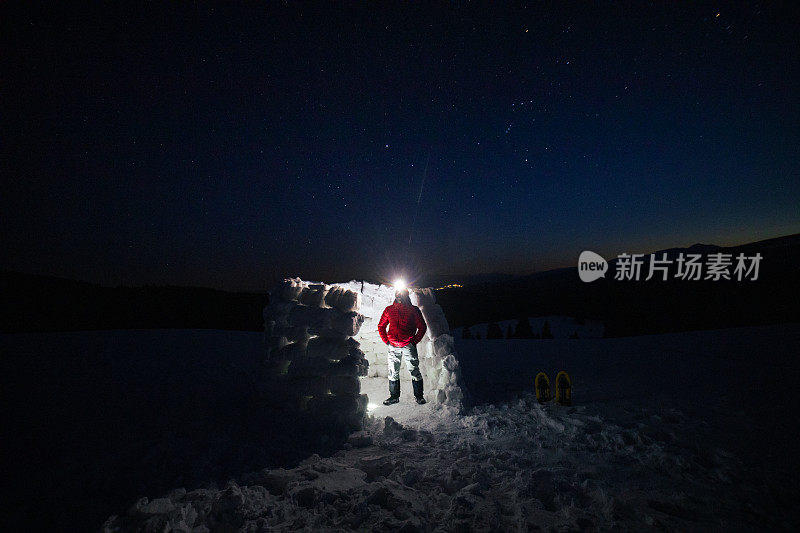 游客在冬季登山时，晚上在冰屋露营。在2019冠状病毒病大流行期间，自然是孤独的。心理健康和生活平衡。