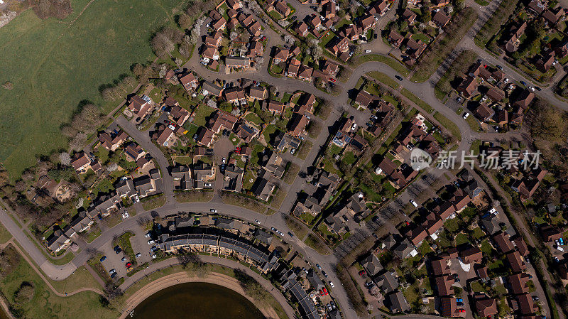 航拍的村庄Caldecotte在米尔顿凯恩斯英国显示一个典型的英国住房在一个阳光明媚的夏天与无人机从上面拍摄