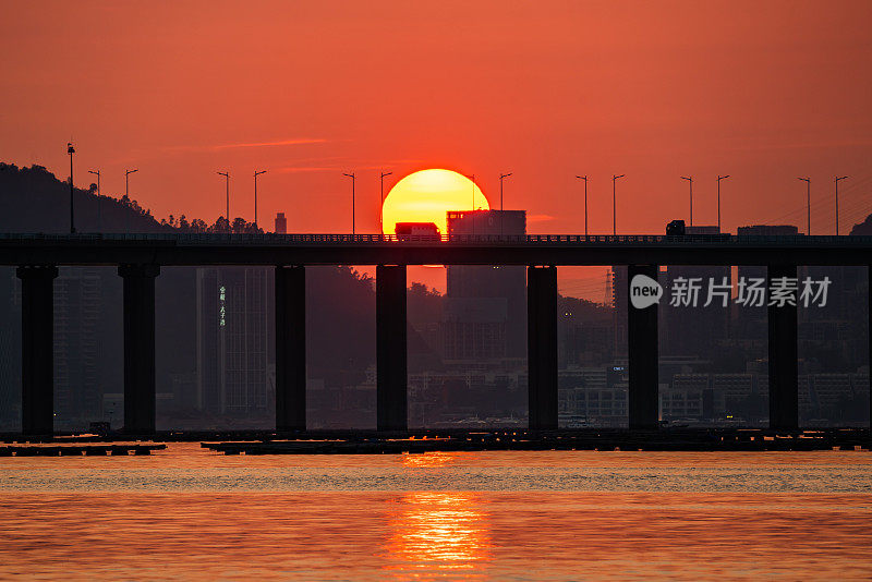 深圳湾大桥是连接深圳和香港的干线