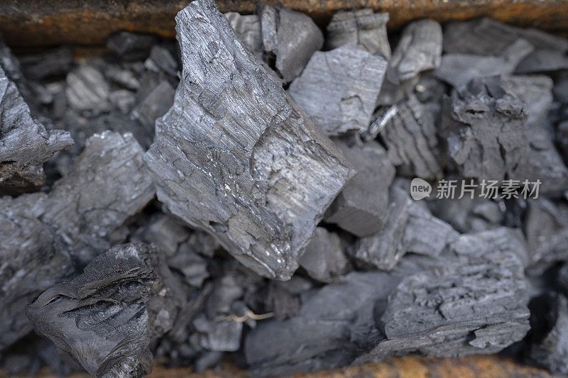 火山灰和木炭