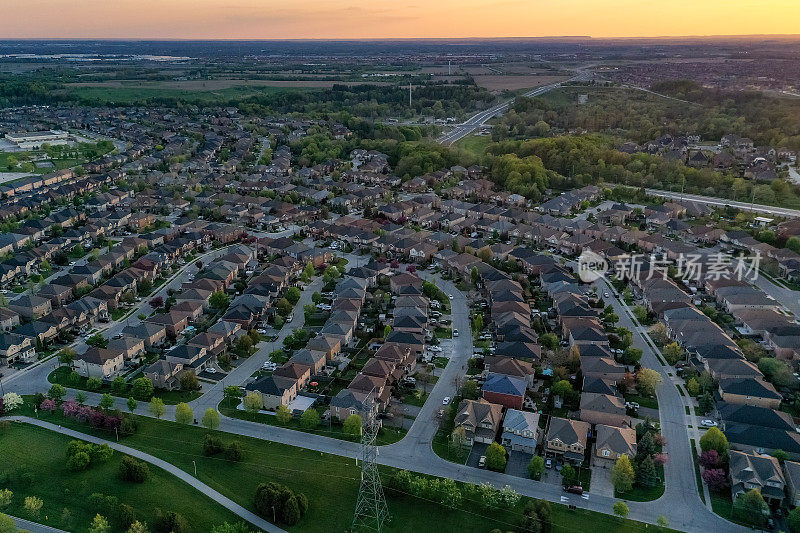 加拿大沃恩，Woodbridge和Kleinburg的独立复式住宅，在麦肯齐博士和Islinton大街的住宅区的鸟瞰图