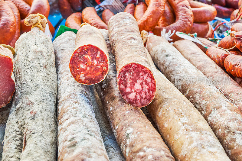 市场上的红香肠和伊比利亚腊肠，以及用土豆或南瓜做成的美味的西班牙血肠