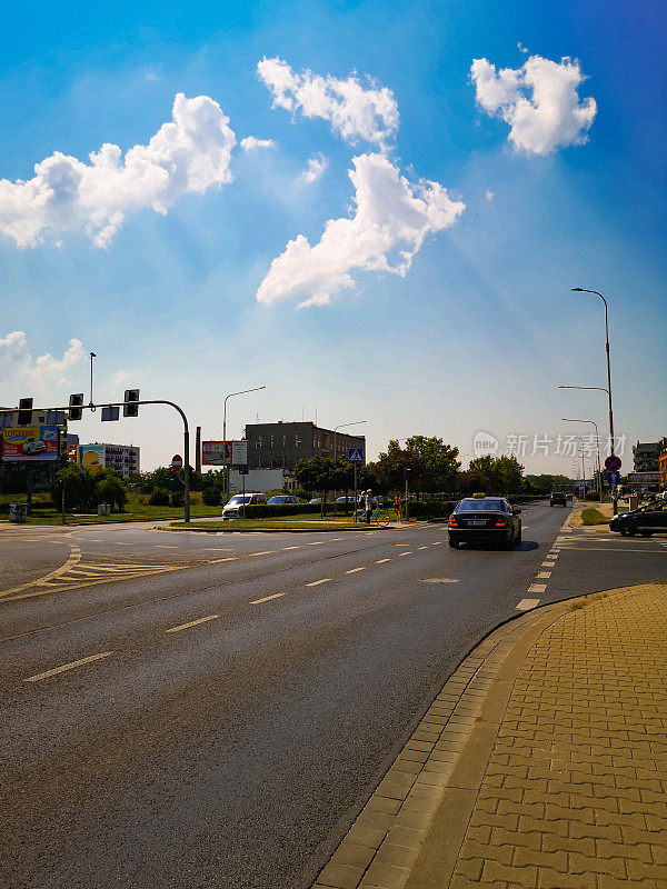 晴天阴天十字路口街景