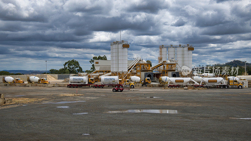 卡车停在Toowoomba的一个混凝土工厂