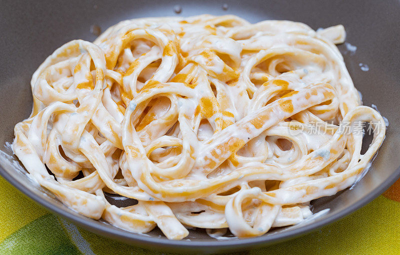 Tagliatelle，蛇发蛇和塔巴斯科酱。