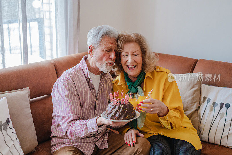 老夫妇在家里举行生日聚会