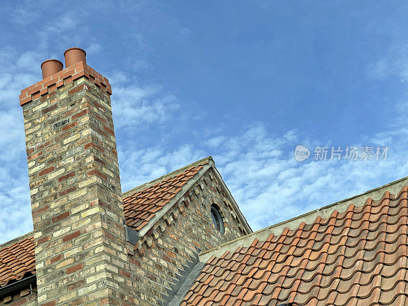 屋顶由瓷砖、烟囱和装饰性砖墙组成，这是一种传统的英国工匠艺术