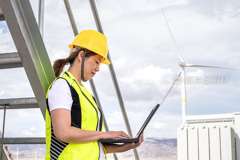 亚洲女性电气工程师在风力发电站工作
