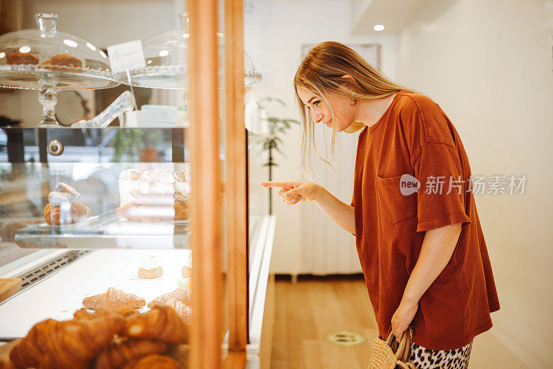 在咖啡馆吃甜点的快乐女孩