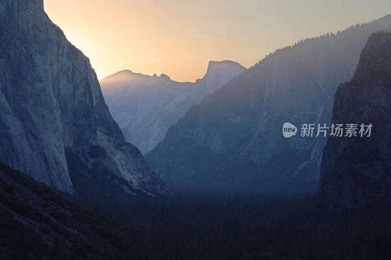 约塞米蒂山谷隧道观日出