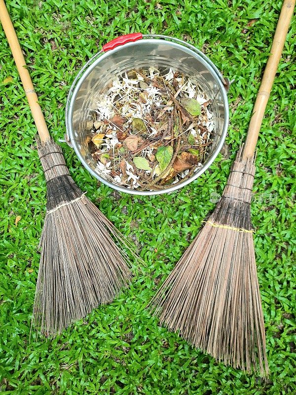 用草坪扫帚和铲斗扫花、扫叶。