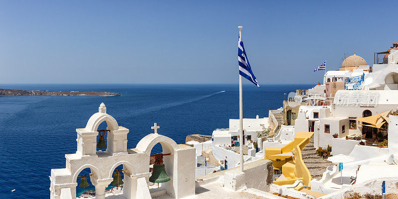在希腊圣托里尼岛度假旅游，游览伊亚镇地中海和圣托里教堂全景