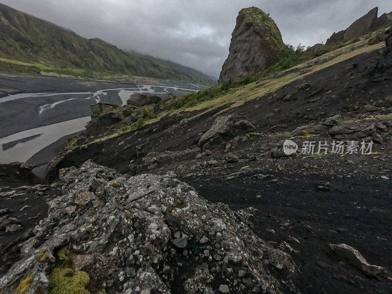 美丽的冰岛全景风景，绿色和黑色的火山Landmannalaugar山，在著名的laugavgur徒步旅行路线。