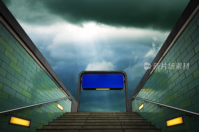 戏剧性的天空下的地铁站