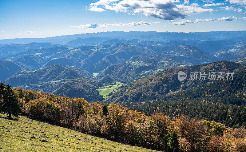 从阿尔卑斯山脉的布莱苟斯山顶俯瞰秋景，天空多云，斯洛文尼亚