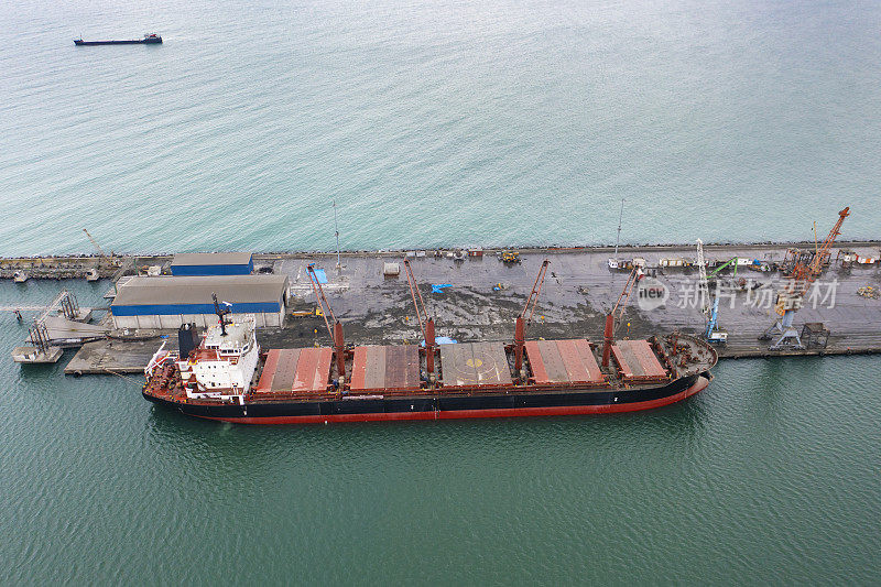航拍散货船在国际港口的景象。