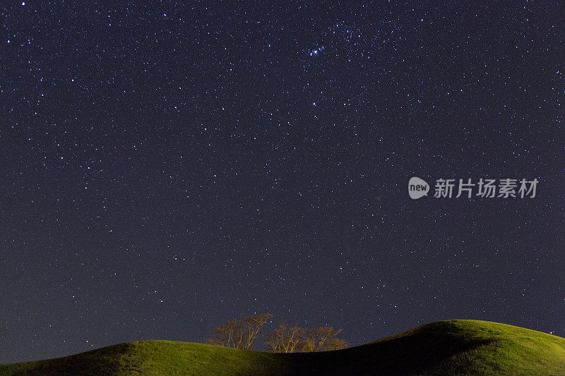 繁星闪烁的夜晚,山