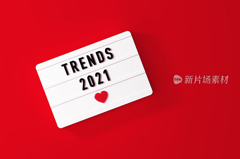 2021年趋势:红色背景上的白色灯箱