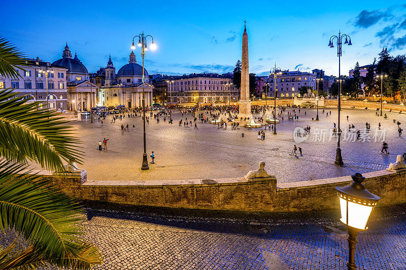 从罗马中心的平西奥观景台看到的波波罗广场的暮色