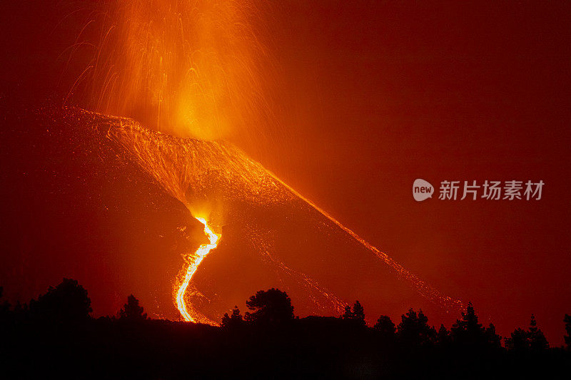 康伯里Vieja火山爆发。火山锥和火山炸弹正赶往黎明山。