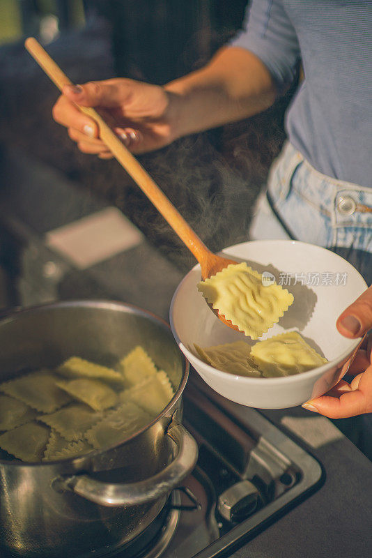 年轻女子在车里煮馄饨