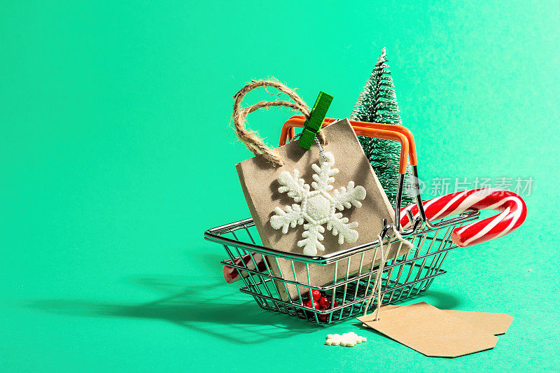 购物篮孤立在绿松石背景。黑色星期五或圣诞节促销概念。