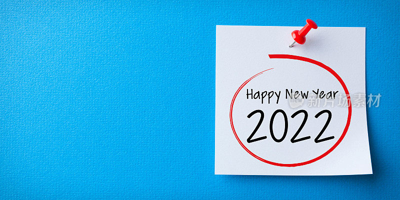 白色便利贴与新年快乐2020和红色图钉在蓝色背景
