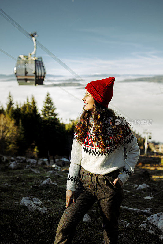 美丽的女游客爬上山