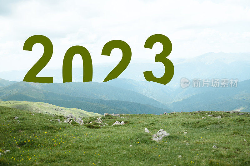 2023年新年旅行旅行和未来愿景概念。2022年初，自然景观与新年庆祝，为新的成功开始