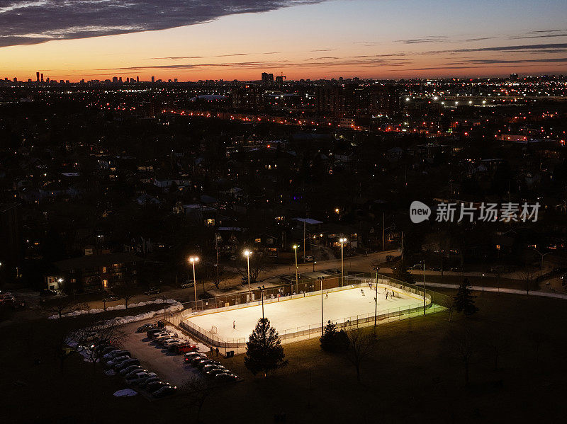 鸟瞰图，在冰雪覆盖的城市公园的运动场上空飞行。加拿大多伦多。