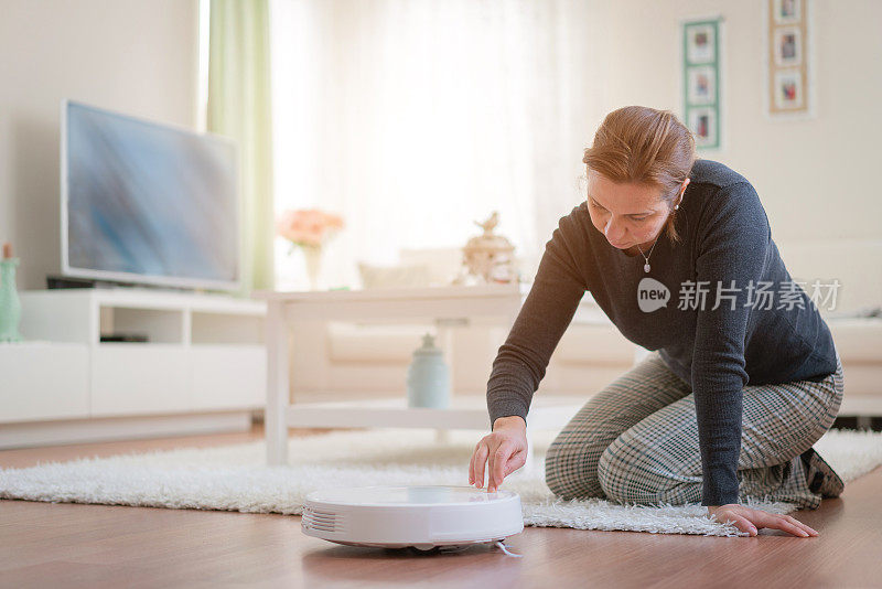 用机器人吸尘器的女人