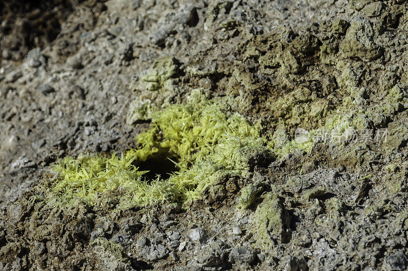 在加州拉森火山国家公园的邦帕斯地狱里，硫磺晶体围绕着一个出口。硫质喷气孔