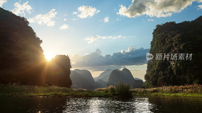 日落时令人惊叹的热带景观