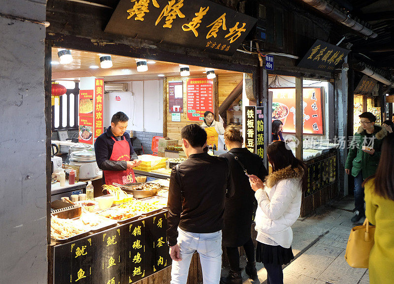 中国浙江省西塘水乡街头菜市场里的中国菜