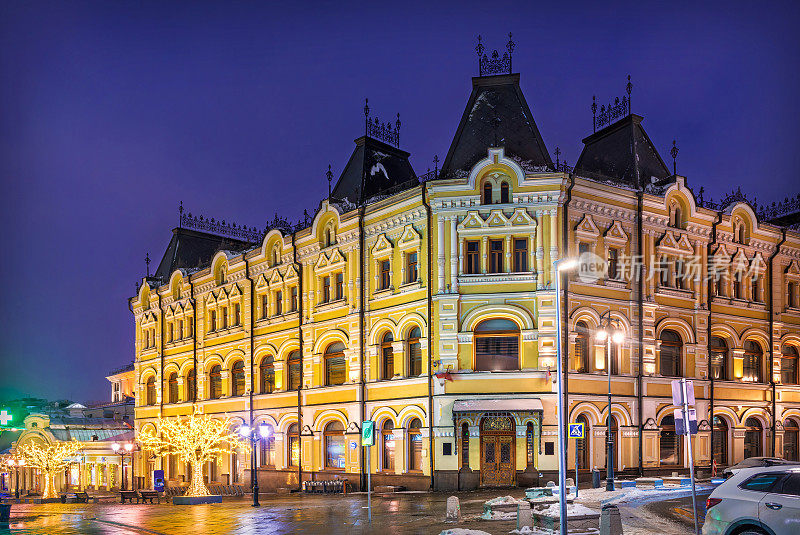 利润丰厚的库兹涅茨基上的特列季亚科夫别墅在莫斯科的夜晚灯光下