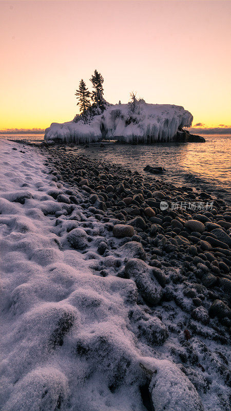 空洞洞的岩石冻结日出北岸湖superior