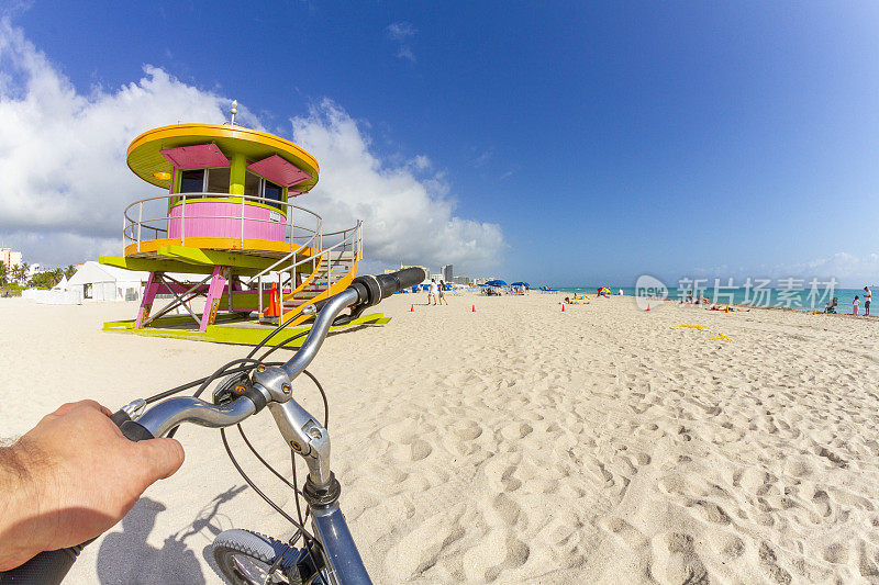 视角拍摄的一个年轻的运动男子骑自行车在南海滩，迈阿密海滩，迈阿密，南佛罗里达，美国