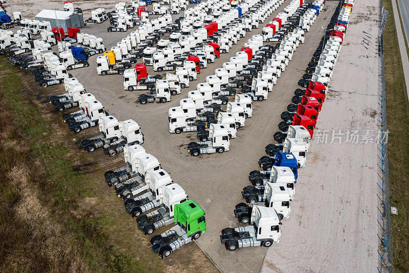 许多卡车在停车场鸟瞰图