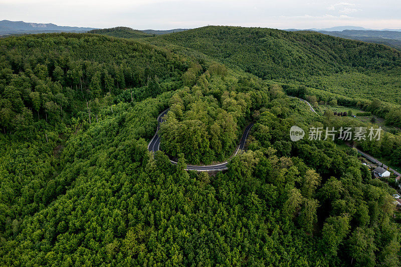 用无人机俯视蜿蜒弯曲的道路