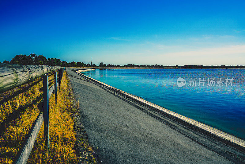 夏天有一个带塔的水库。的名字是“Speicherbecken”