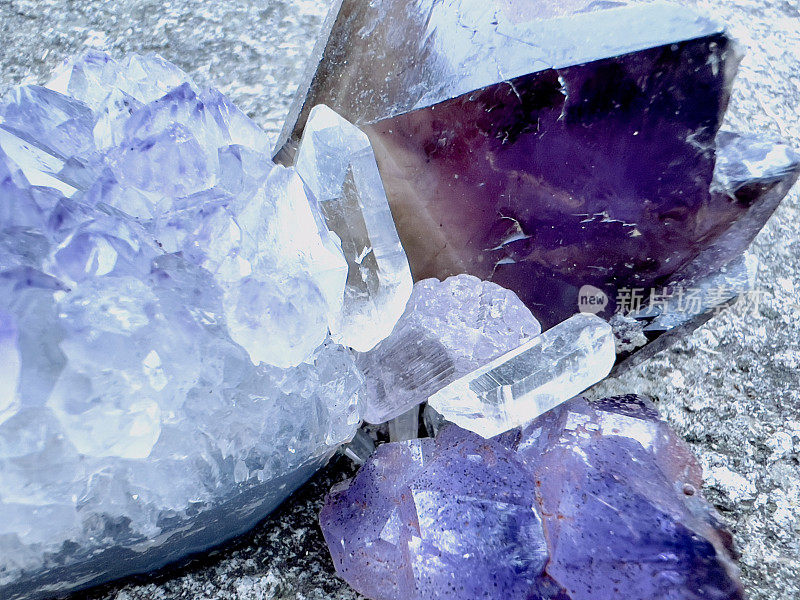 紫水晶和石英晶体特写
